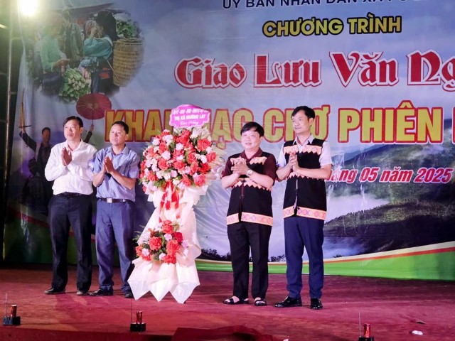 Đoàn công tác thị xã Mường Lay dự Khai trương chợ phiên Pú Đao